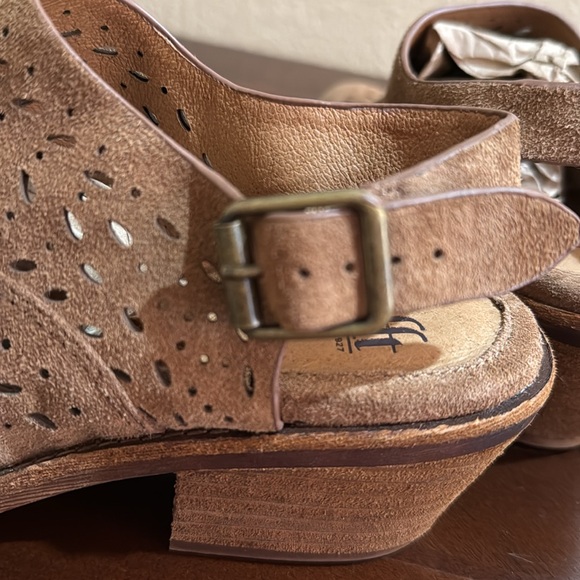 SOFFT SLINGBACKS SHOES TAN SUEDE LEATHER WITH CUTOUTS ADJUSTABLE STRAP BUCKLE - Picture 9 of 11